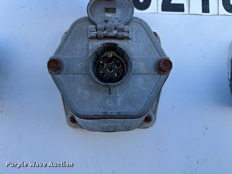 image for item YA5330 2004 Hyundai V12530152-AJS dry van trailer