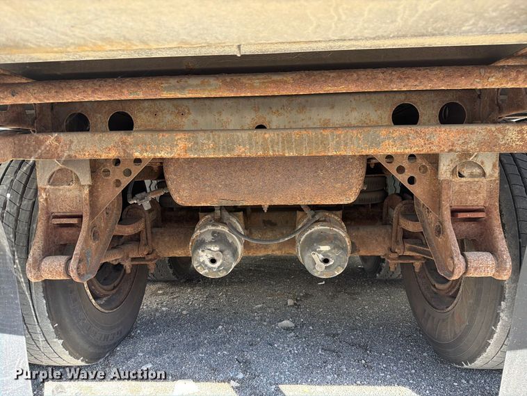 image for item YA5330 2004 Hyundai V12530152-AJS dry van trailer