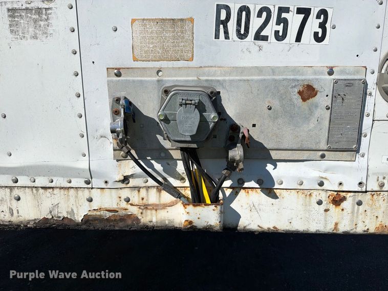 image for item YA5336 2004 Strick dry van trailer