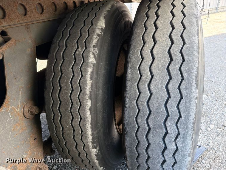 image for item YA5336 2004 Strick dry van trailer