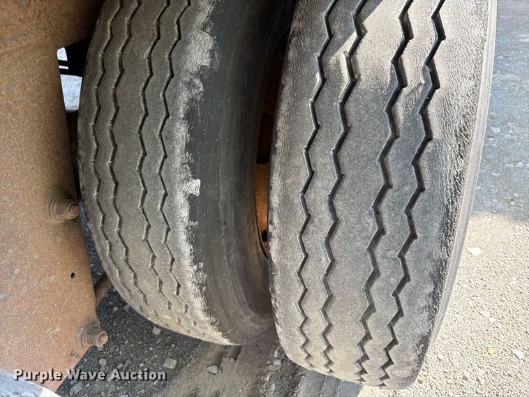 image for item YA5336 2004 Strick dry van trailer