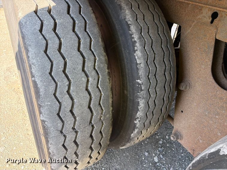 image for item YA5336 2004 Strick dry van trailer