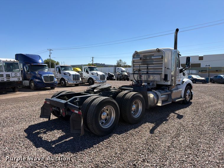 image for item YA5391 2016 Peterbilt 579 semi truck