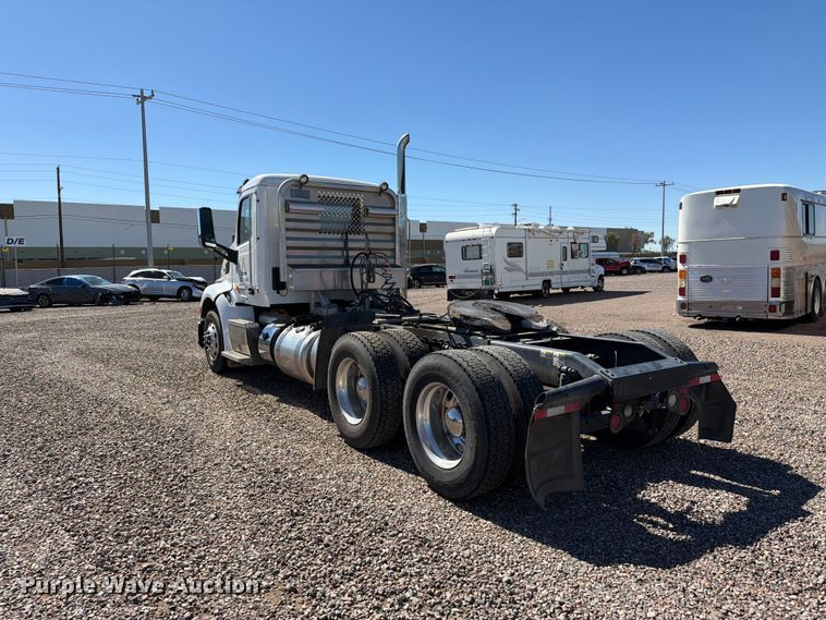 image for item YA5391 2016 Peterbilt 579 semi truck