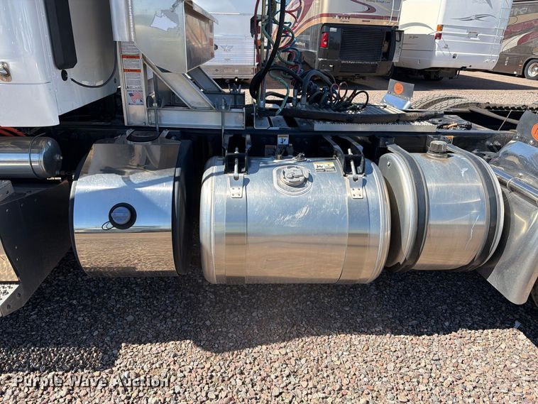 image for item YA5391 2016 Peterbilt 579 semi truck