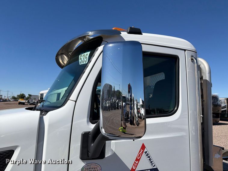 image for item YA5391 2016 Peterbilt 579 semi truck