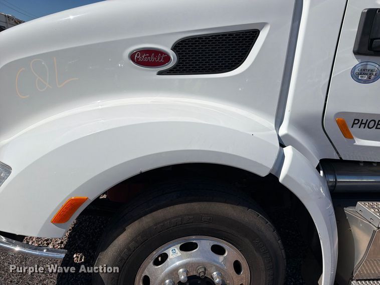 image for item YA5391 2016 Peterbilt 579 semi truck