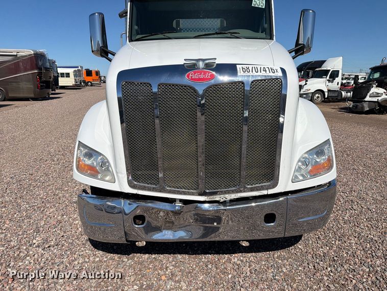 image for item YA5391 2016 Peterbilt 579 semi truck