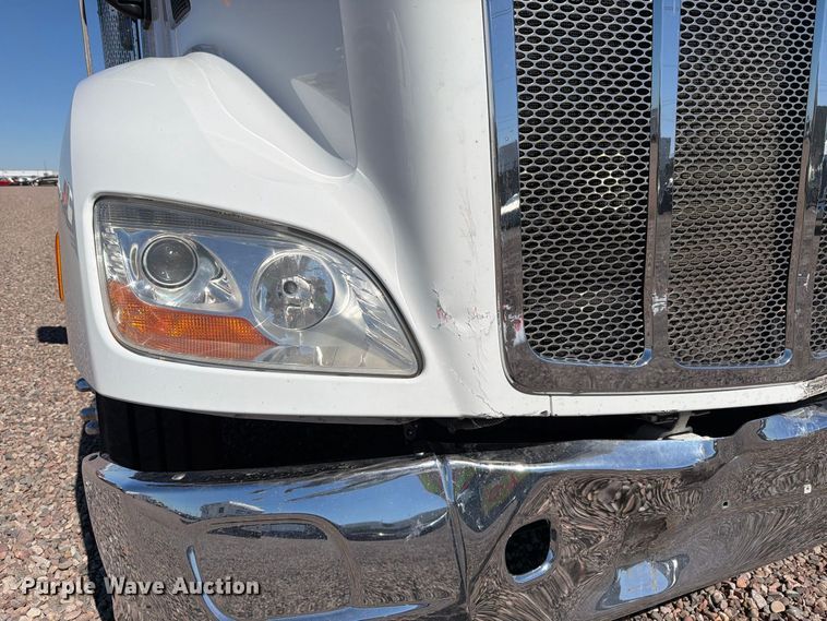image for item YA5391 2016 Peterbilt 579 semi truck