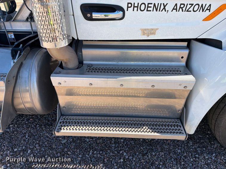image for item YA5391 2016 Peterbilt 579 semi truck
