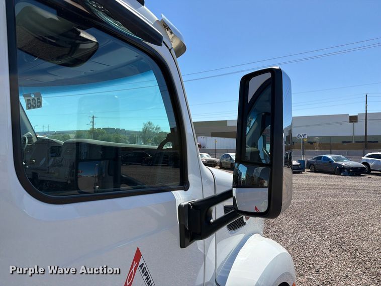image for item YA5391 2016 Peterbilt 579 semi truck