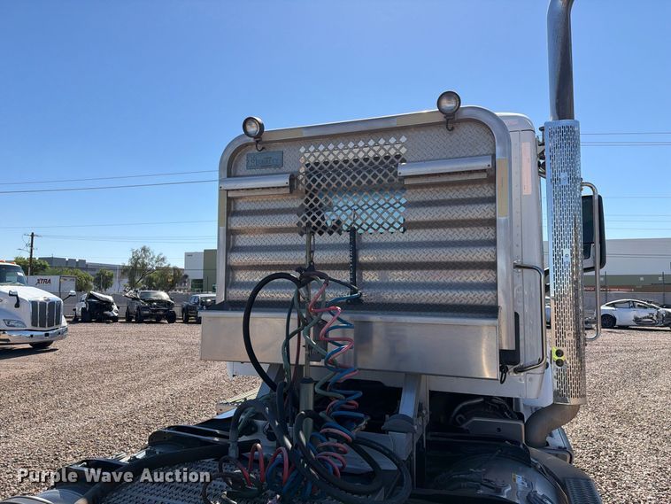 image for item YA5391 2016 Peterbilt 579 semi truck