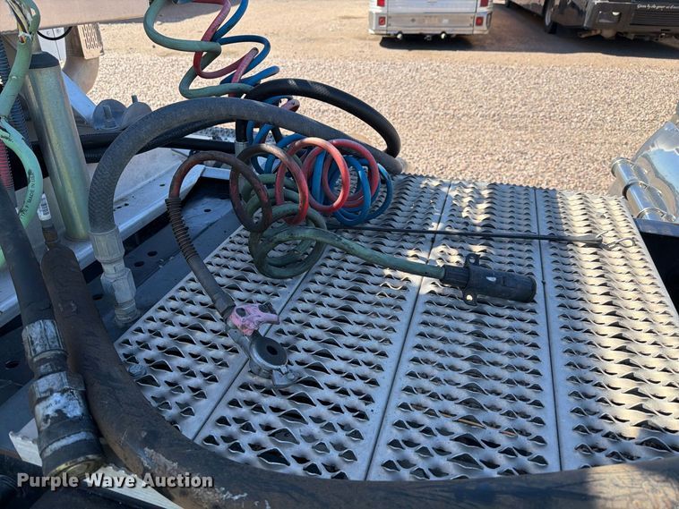 image for item YA5391 2016 Peterbilt 579 semi truck