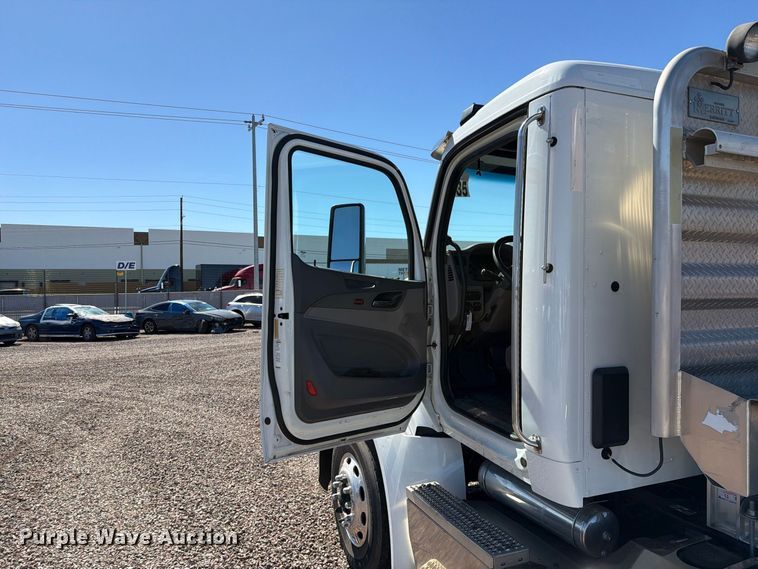 image for item YA5391 2016 Peterbilt 579 semi truck