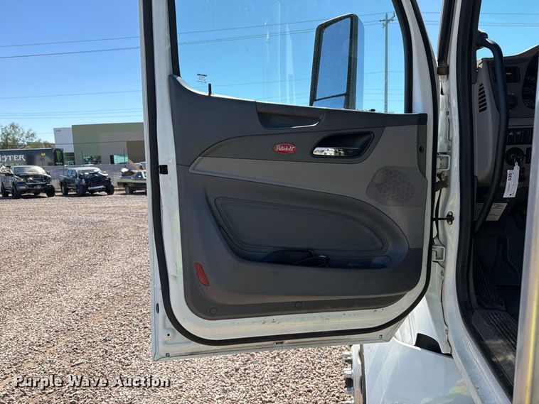 image for item YA5391 2016 Peterbilt 579 semi truck