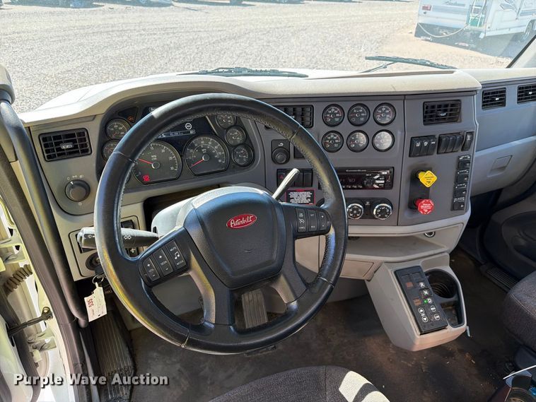 image for item YA5391 2016 Peterbilt 579 semi truck