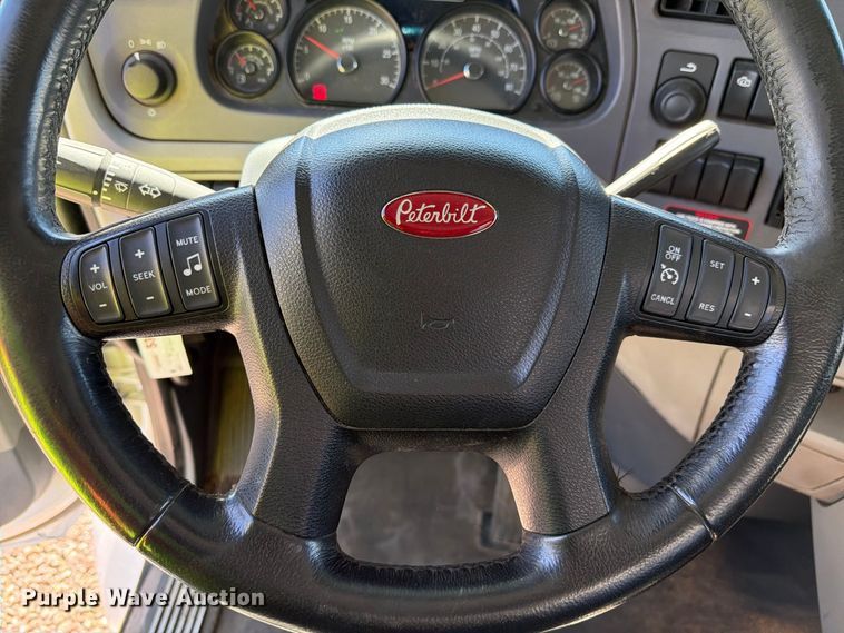 image for item YA5391 2016 Peterbilt 579 semi truck