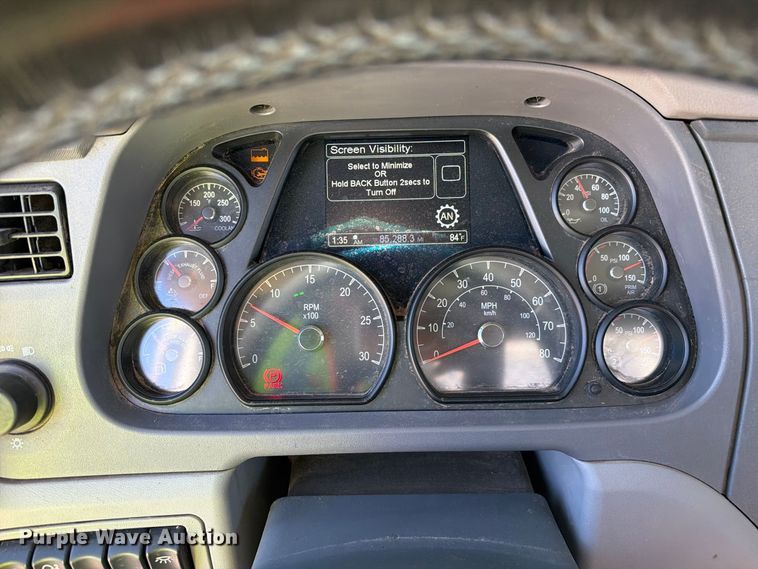 image for item YA5391 2016 Peterbilt 579 semi truck