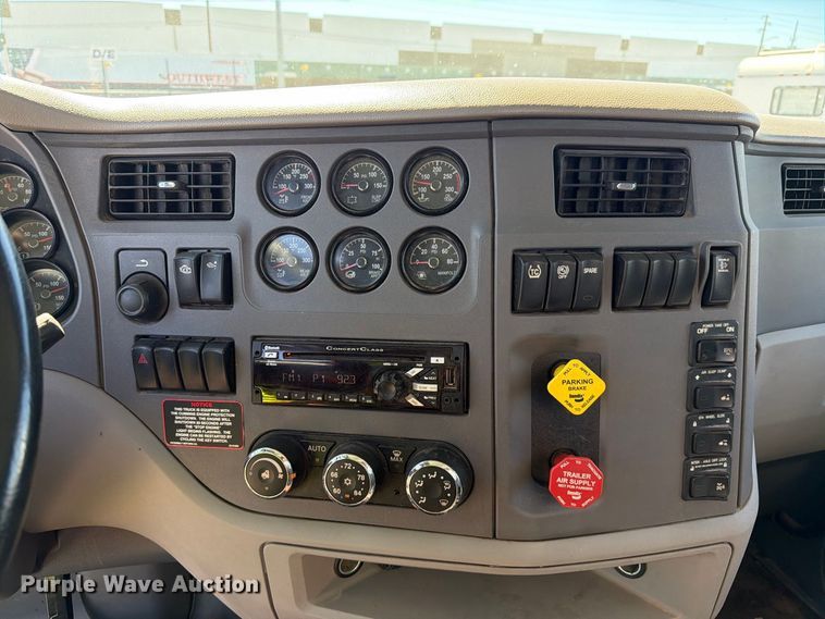 image for item YA5391 2016 Peterbilt 579 semi truck
