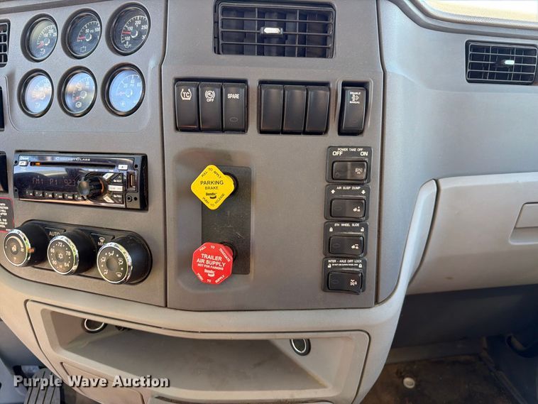 image for item YA5391 2016 Peterbilt 579 semi truck