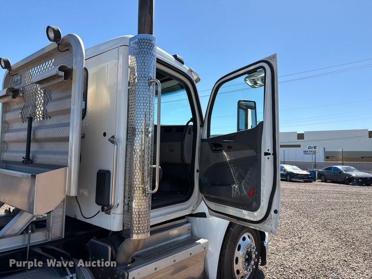 image for item YA5391 2016 Peterbilt 579 semi truck
