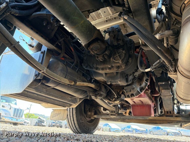 image for item YA5391 2016 Peterbilt 579 semi truck