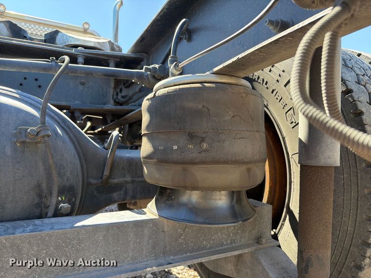 image for item YA5391 2016 Peterbilt 579 semi truck