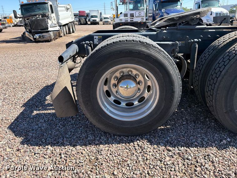 image for item YA5391 2016 Peterbilt 579 semi truck