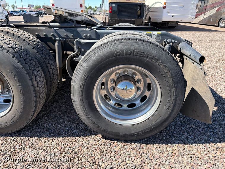 image for item YA5391 2016 Peterbilt 579 semi truck