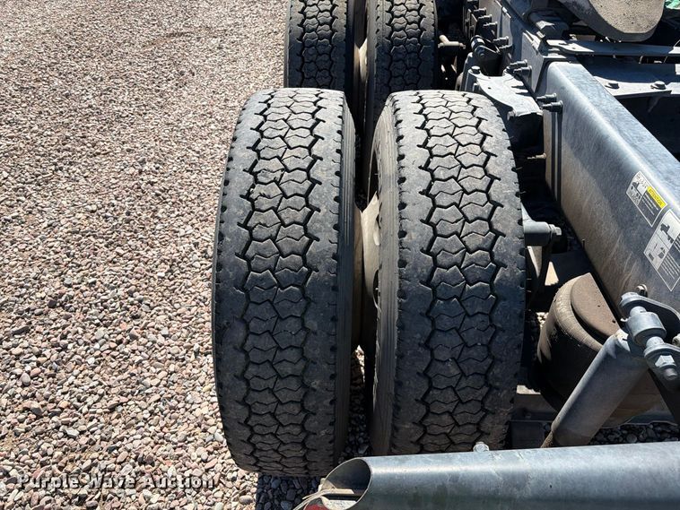 image for item YA5391 2016 Peterbilt 579 semi truck