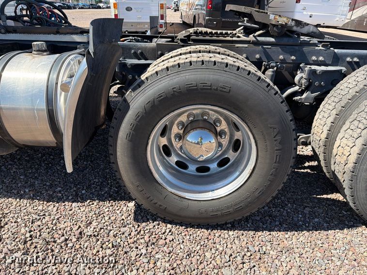 image for item YA5391 2016 Peterbilt 579 semi truck