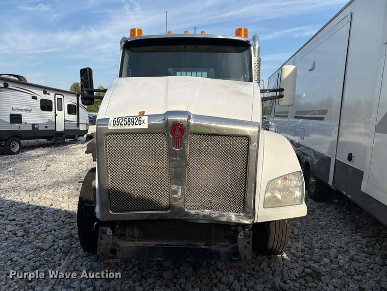 image for item YA5499 2020 Kenworth T880 semi truck