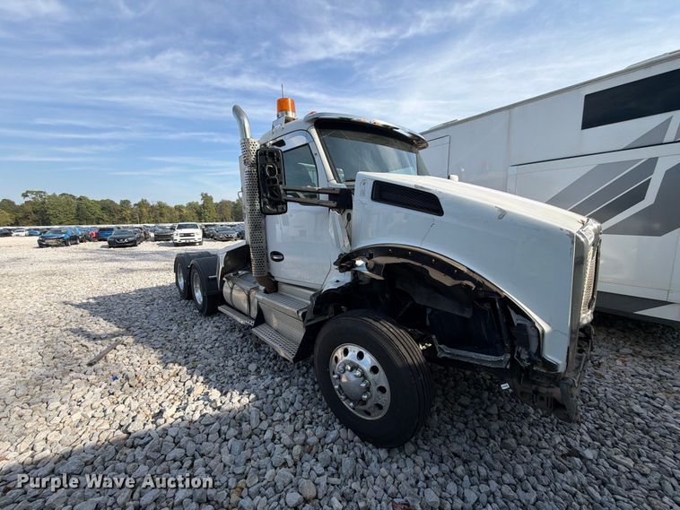 image for item YA5499 2020 Kenworth T880 semi truck