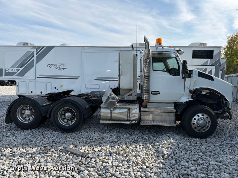 image for item YA5499 2020 Kenworth T880 semi truck