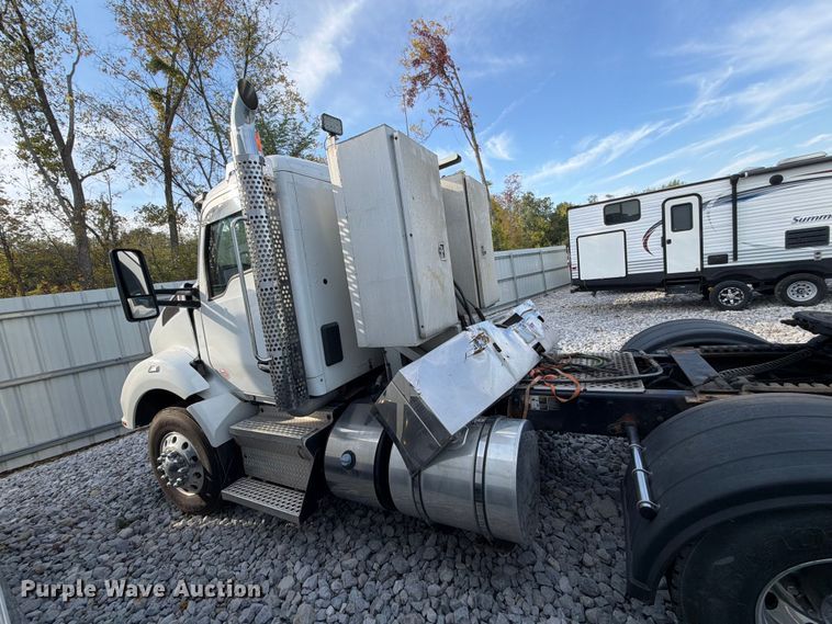 image for item YA5499 2020 Kenworth T880 semi truck