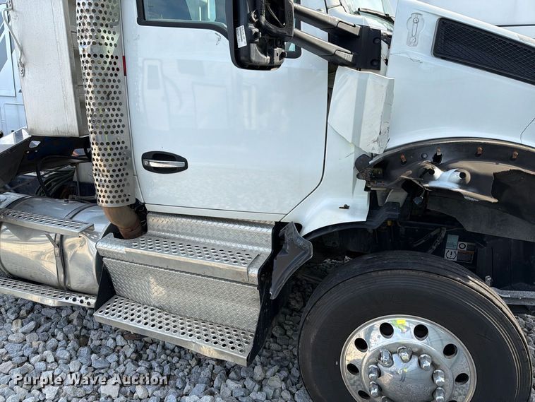 image for item YA5499 2020 Kenworth T880 semi truck