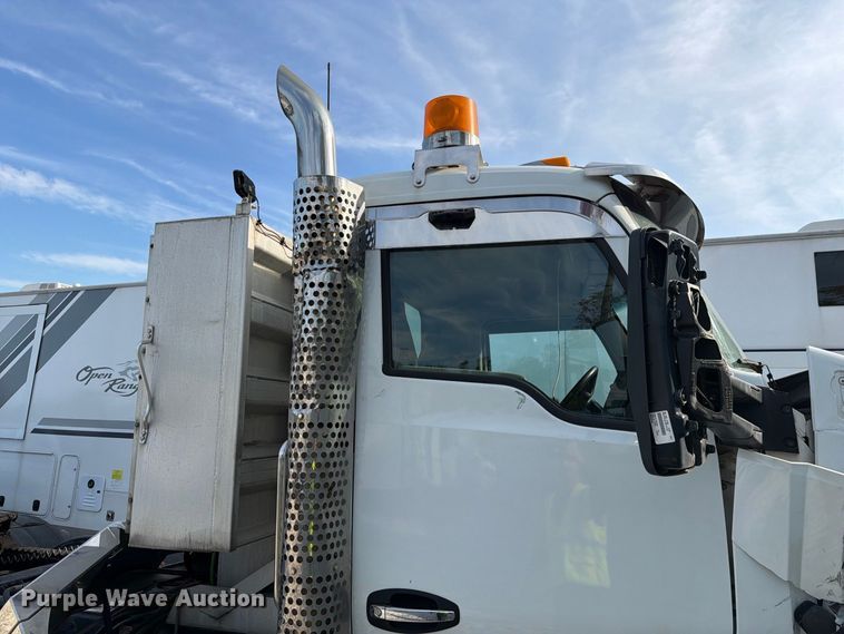 image for item YA5499 2020 Kenworth T880 semi truck