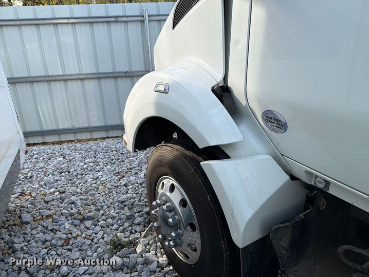 image for item YA5499 2020 Kenworth T880 semi truck