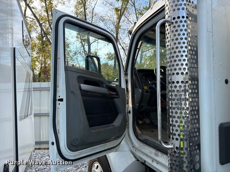 image for item YA5499 2020 Kenworth T880 semi truck