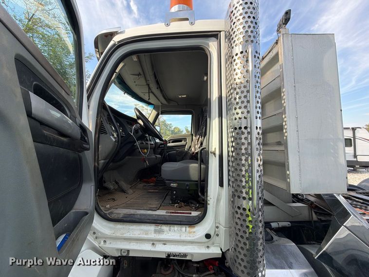 image for item YA5499 2020 Kenworth T880 semi truck