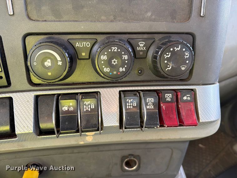 image for item YA5499 2020 Kenworth T880 semi truck