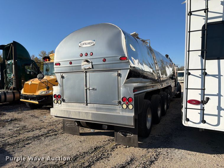 image for item YA5538 2023 Peterbilt 389 tank truck