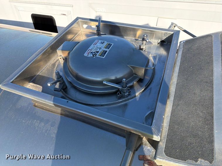 image for item YA5538 2023 Peterbilt 389 tank truck