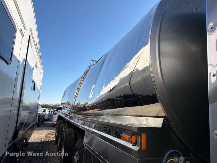 image for item YA5538 2023 Peterbilt 389 tank truck