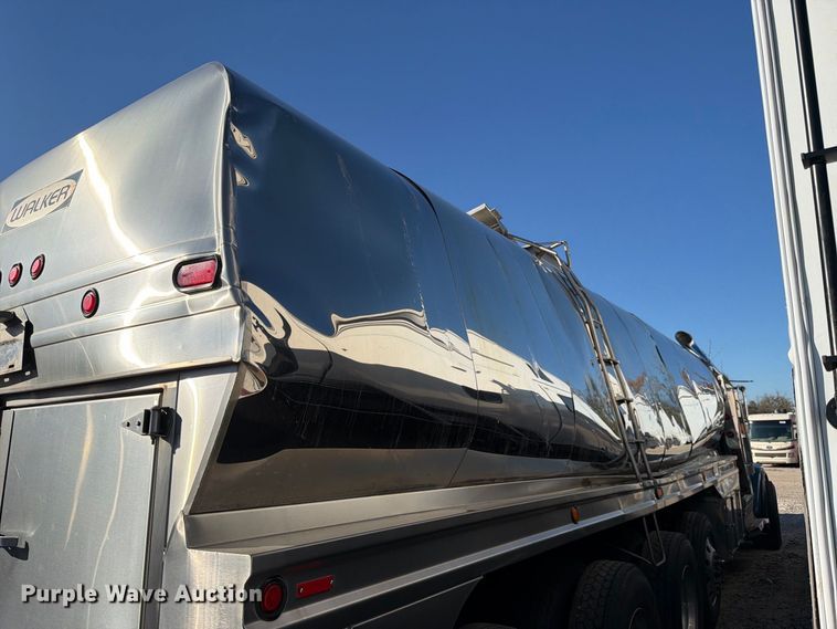 image for item YA5538 2023 Peterbilt 389 tank truck