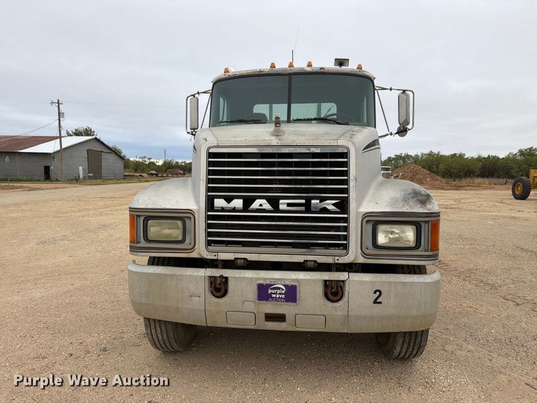 image for item DV8690 1990 Mack CH semi truck