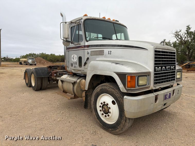 image for item DV8690 1990 Mack CH semi truck