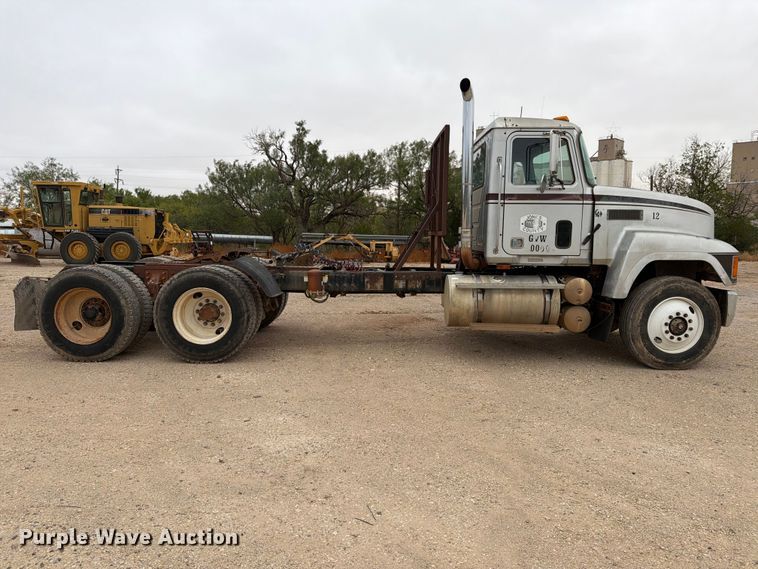 image for item DV8690 1990 Mack CH semi truck