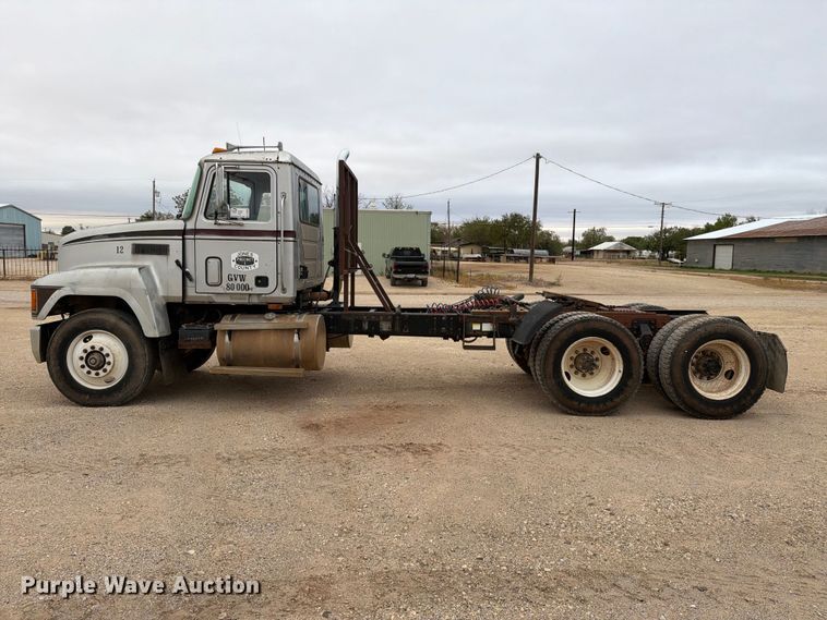 image for item DV8690 1990 Mack CH semi truck