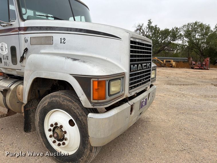 image for item DV8690 1990 Mack CH semi truck